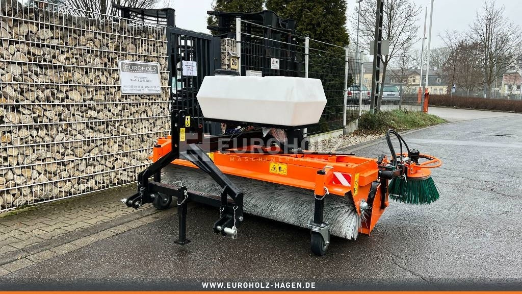 Kehrmaschine ZM2000 mit Seitenbesen - Birste - Komunālā/ Specializētā tehnika: foto 1 Kehrmaschine ZM2000 mit Seitenbesen - Birste - Komunālā/ Specializētā tehnika: foto 1