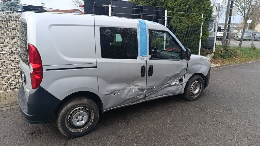 Opel Combo Kastenwagen Transp. Seitenschaden fahrbereit - Furgons ar slēgtā virsbūve: foto 3 Opel Combo Kastenwagen Transp. Seitenschaden fahrbereit - Furgons ar slēgtā virsbūve: foto 3