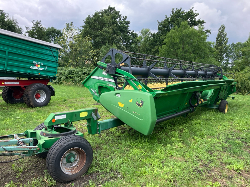 John Deere 630R mit Sonnenblumenvorsatz - Labības kombains: foto 1 John Deere 630R mit Sonnenblumenvorsatz - Labības kombains: foto 1