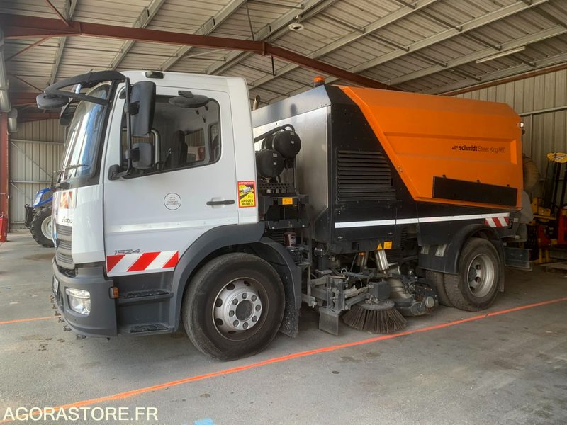 BALAYEUSE COMPOSÉE D'UN PORTEUR MERCEDES ET D'UN SYSTÈME DE BALAYAGE SCHMIDT - Ielu tīrīšanas mašīna: foto 1 BALAYEUSE COMPOSÉE D'UN PORTEUR MERCEDES ET D'UN SYSTÈME DE BALAYAGE SCHMIDT - Ielu tīrīšanas mašīna: foto 1