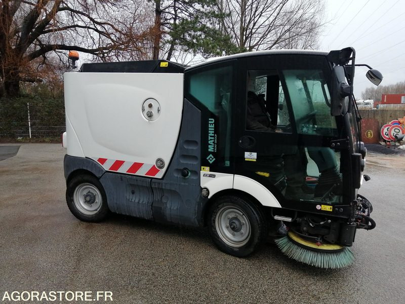 BALAYEUSE - MATHIEU - AZURA FLEX - 2020 / 4222 HEURES - Ielu tīrīšanas mašīna: foto 1 BALAYEUSE - MATHIEU - AZURA FLEX - 2020 / 4222 HEURES - Ielu tīrīšanas mašīna: foto 1