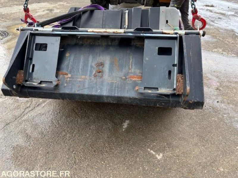 BALAYEUSE RAMASSEUSE AVEC ARROSAGE POUR SKID 155 CM - Ielu tīrīšanas mašīna: foto 2 BALAYEUSE RAMASSEUSE AVEC ARROSAGE POUR SKID 155 CM - Ielu tīrīšanas mašīna: foto 2