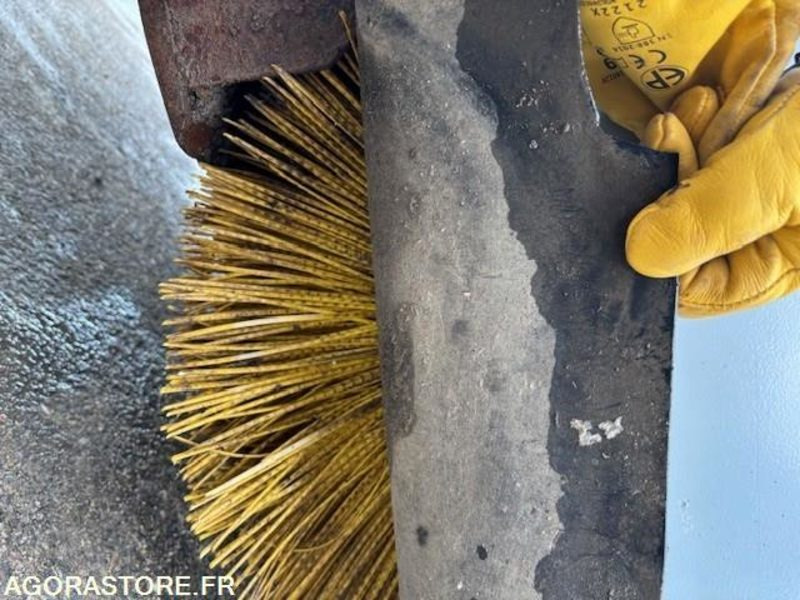 BALAYEUSE RAMASSEUSE AVEC ARROSAGE POUR SKID 155 CM - Ielu tīrīšanas mašīna: foto 4 BALAYEUSE RAMASSEUSE AVEC ARROSAGE POUR SKID 155 CM - Ielu tīrīšanas mašīna: foto 4