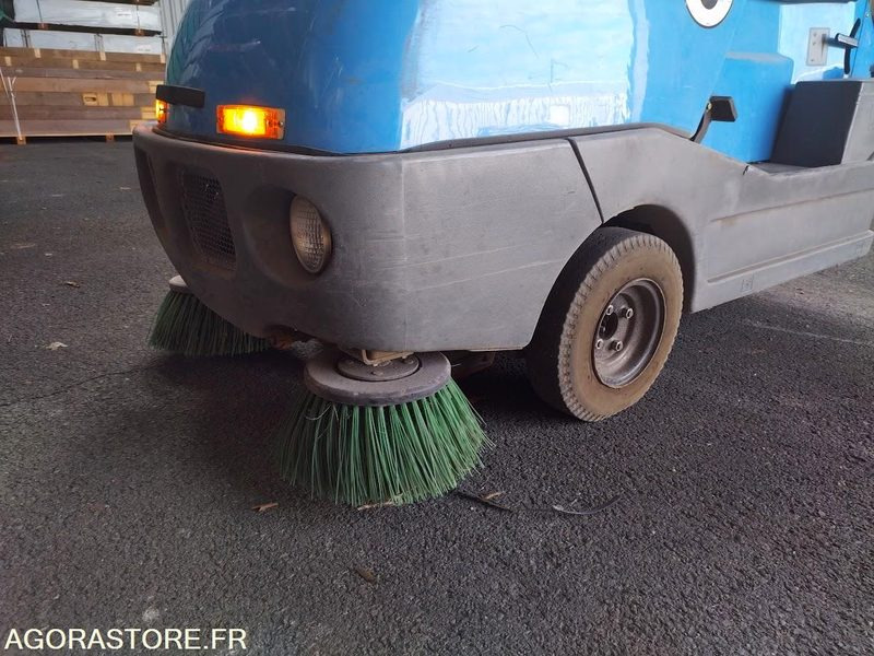 Balayeuse aspiratrice de trottoirs TENNANT LITTER HAWK 4100 - Ielu tīrīšanas mašīna: foto 4 Balayeuse aspiratrice de trottoirs TENNANT LITTER HAWK 4100 - Ielu tīrīšanas mašīna: foto 4
