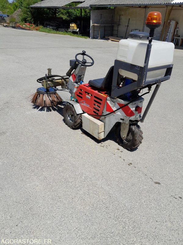 Balayeuse désherbeur désherbeuse automotrice pour désherbage trottoirs Cochet - Dārza tehnika: foto 1 Balayeuse désherbeur désherbeuse automotrice pour désherbage trottoirs Cochet - Dārza tehnika: foto 1