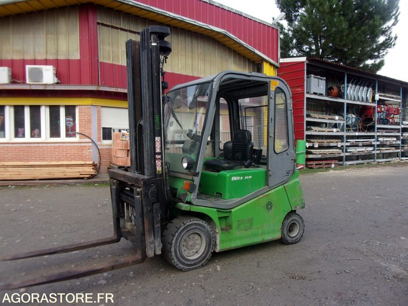 CHARIOT ÉLÉVATEUR 3 TONNES POSITIONNEUR DE FOURCHES ELECTRIQUE CESAB - Elektroiekrāvējs: foto 2 CHARIOT ÉLÉVATEUR 3 TONNES POSITIONNEUR DE FOURCHES ELECTRIQUE CESAB - Elektroiekrāvējs: foto 2