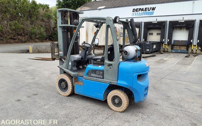 Chariot élévateur frontal GAZ Nissan 2827 heures Triplex UD02A25PQ - 3F550 - Gāzes iekrāvējs: foto 2 Chariot élévateur frontal GAZ Nissan 2827 heures Triplex UD02A25PQ - 3F550 - Gāzes iekrāvējs: foto 2