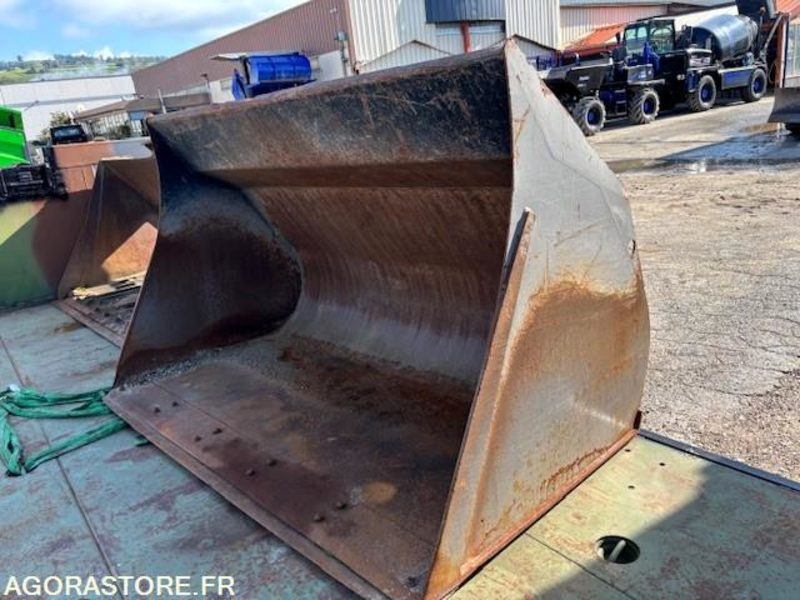 GODET DE CHARGEUR 2800 LITRES EN ATTACHE TYPE VOLVO - Iekrāvēja kauss: foto 1 GODET DE CHARGEUR 2800 LITRES EN ATTACHE TYPE VOLVO - Iekrāvēja kauss: foto 1
