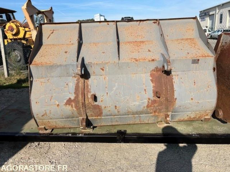 GODET DE CHARGEUR 2800 LITRES EN ATTACHE TYPE VOLVO - Iekrāvēja kauss: foto 4 GODET DE CHARGEUR 2800 LITRES EN ATTACHE TYPE VOLVO - Iekrāvēja kauss: foto 4