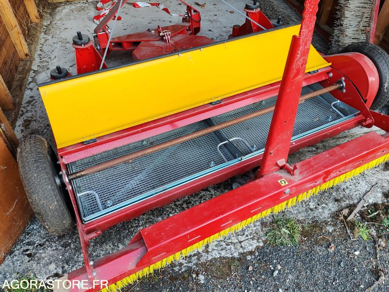 Nettoyeur de terrain de gazon synthétique - Dārza tehnika: foto 5 Nettoyeur de terrain de gazon synthétique - Dārza tehnika: foto 5