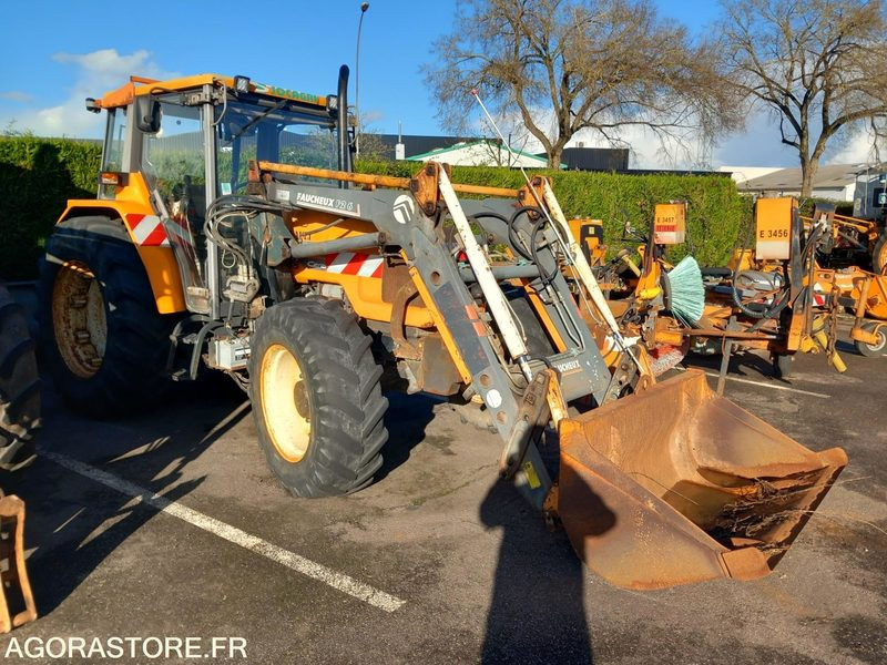 RENAULT CERES 335 AVEC CHARGEUR FAUCHEUX F2 (E2453-E3482) - Traktors: foto 3 RENAULT CERES 335 AVEC CHARGEUR FAUCHEUX F2 (E2453-E3482) - Traktors: foto 3