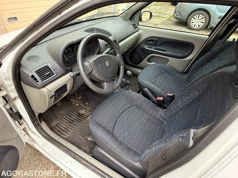 RENAULT CLIO - 2002 - 160000 KM - Vieglā automašīna: foto 5 RENAULT CLIO - 2002 - 160000 KM - Vieglā automašīna: foto 5