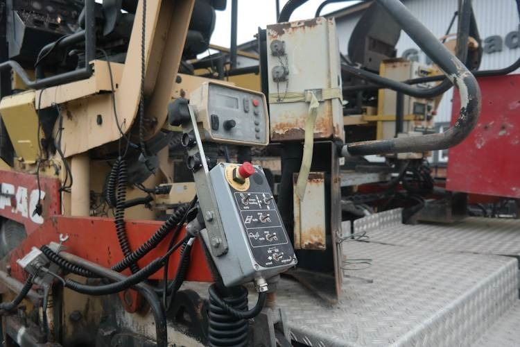 Dynapack F121 4WD - Asfalta klājējs: foto 4 Dynapack F121 4WD - Asfalta klājējs: foto 4