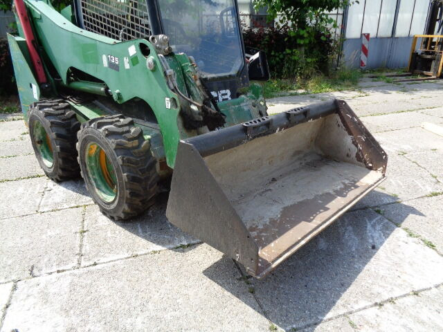 Kompaktiekrāvējs JCB 135 R: foto 10