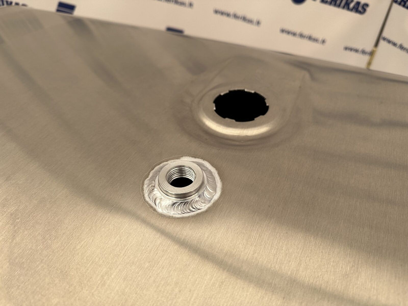 MAN 710 liters fuel tank - Degvielas tvertne - Kravas automašīna: foto 5 MAN 710 liters fuel tank - Degvielas tvertne - Kravas automašīna: foto 5