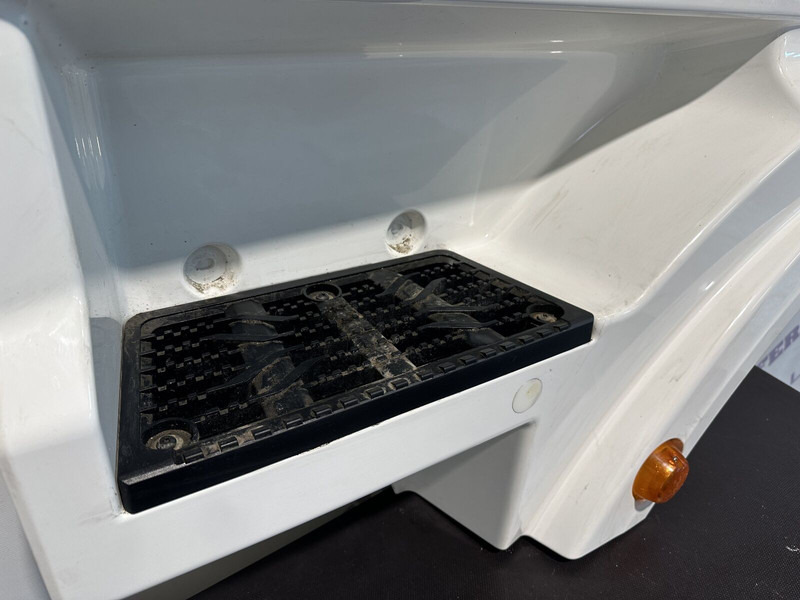 MAN foot step, left side - Buferis - Kravas automašīna: foto 4 MAN foot step, left side - Buferis - Kravas automašīna: foto 4