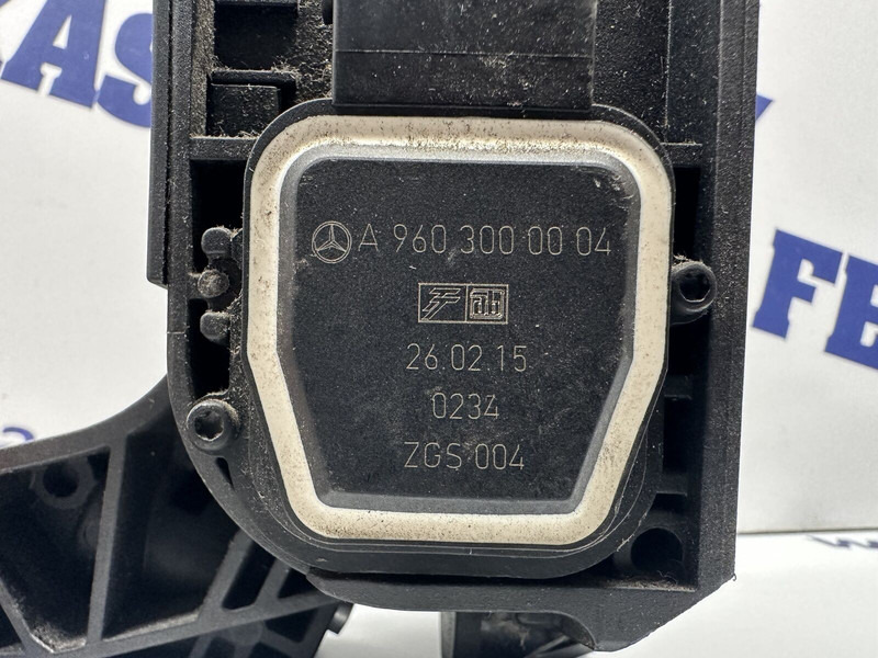 Mercedes-Benz MP4 accelerator pedal - Pedālis - Kravas automašīna: foto 3 Mercedes-Benz MP4 accelerator pedal - Pedālis - Kravas automašīna: foto 3