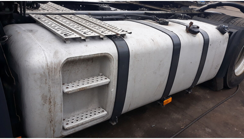 Mercedes-Benz complete fuel tank 820L - Degvielas tvertne - Kravas automašīna: foto 3 Mercedes-Benz complete fuel tank 820L - Degvielas tvertne - Kravas automašīna: foto 3