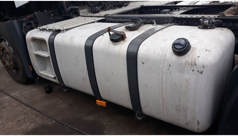 Mercedes-Benz complete fuel tank 820L - Degvielas tvertne - Kravas automašīna: foto 1 Mercedes-Benz complete fuel tank 820L - Degvielas tvertne - Kravas automašīna: foto 1
