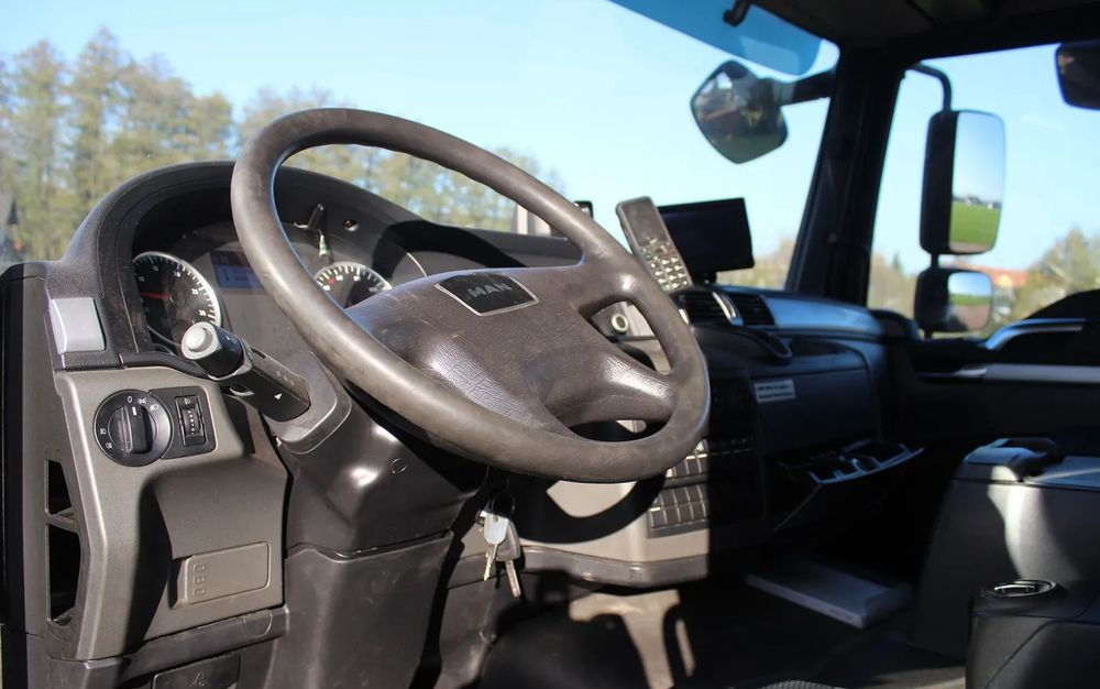 Interior photo 2: Autocisterna MAN TGL 12 250 EURO 6 !!! BLOKADA MOSTU !!!