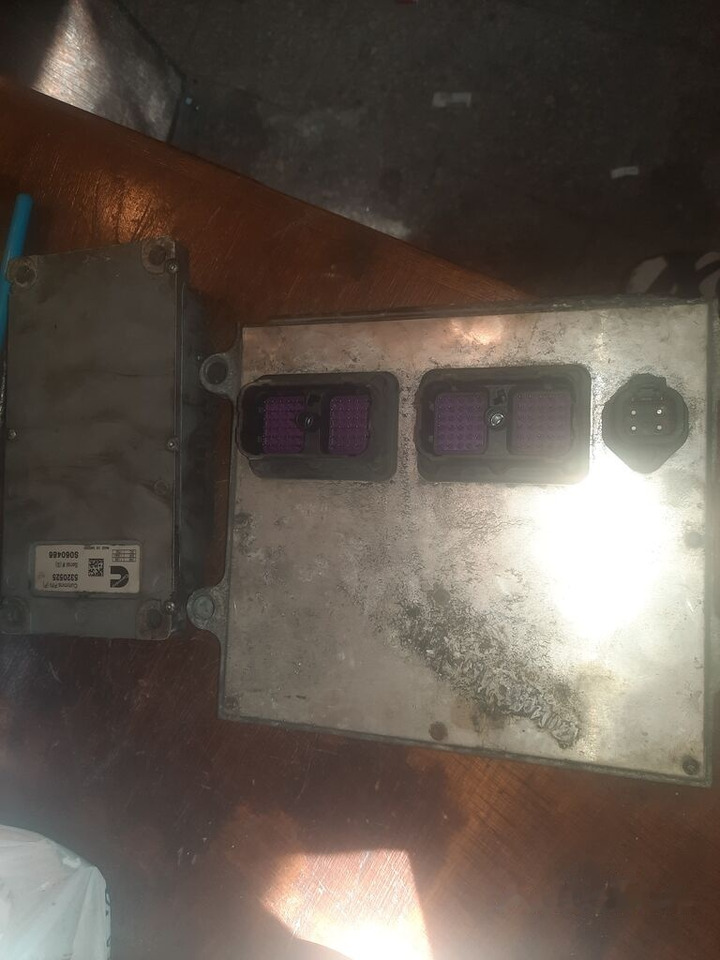 Cummins motor 239Kvt Cummins - Elektroniskais vadības bloks (ECU) - Autobuss: foto 1 Cummins motor 239Kvt Cummins - Elektroniskais vadības bloks (ECU) - Autobuss: foto 1