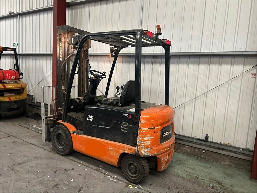 Doosan B25X-5 - Elektroiekrāvējs: foto 3 Doosan B25X-5 - Elektroiekrāvējs: foto 3