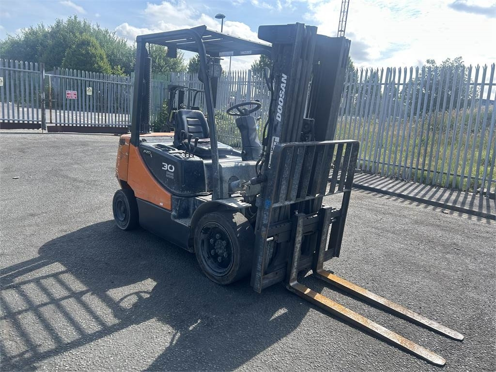 Doosan D30S-5 - Dīzeļiekrāvējs: foto 3 Doosan D30S-5 - Dīzeļiekrāvējs: foto 3
