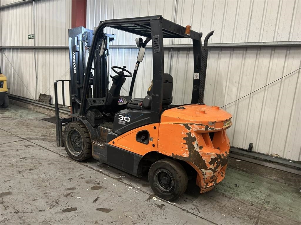 Doosan D30S-5 - Dīzeļiekrāvējs: foto 3 Doosan D30S-5 - Dīzeļiekrāvējs: foto 3