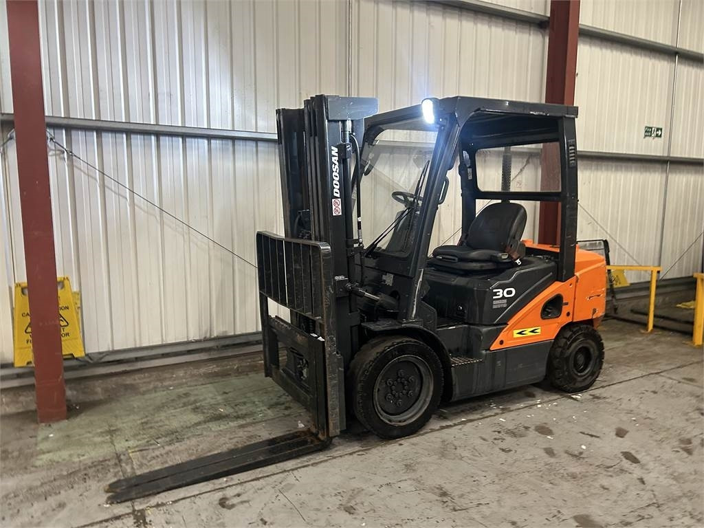 Doosan D30S-5 - Dīzeļiekrāvējs: foto 2 Doosan D30S-5 - Dīzeļiekrāvējs: foto 2