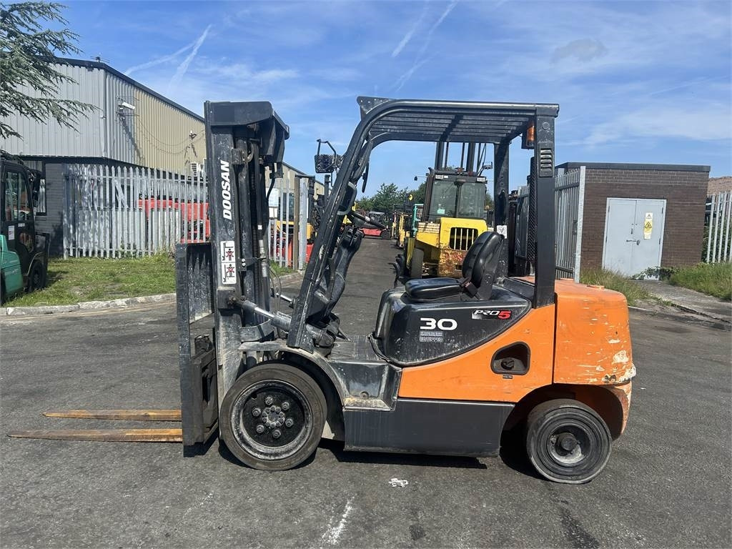 Doosan D30S-5 - Dīzeļiekrāvējs: foto 1 Doosan D30S-5 - Dīzeļiekrāvējs: foto 1