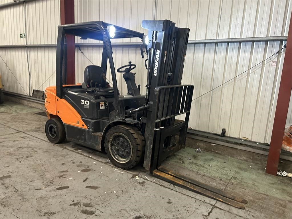 Doosan D30S-5 - Dīzeļiekrāvējs: foto 4 Doosan D30S-5 - Dīzeļiekrāvējs: foto 4