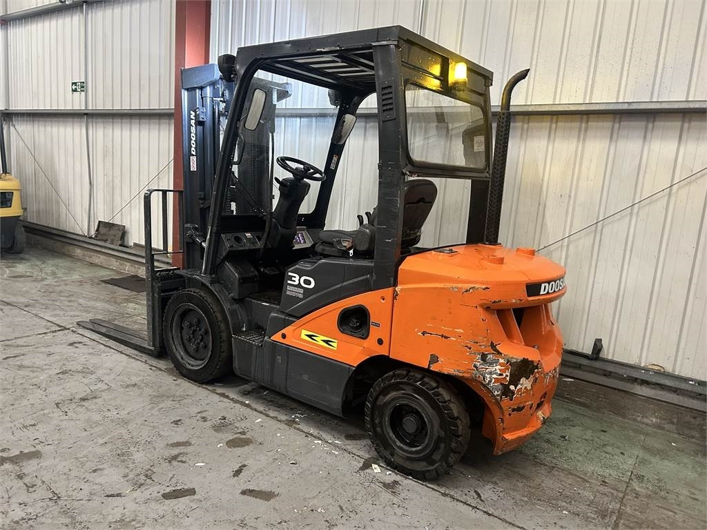 Doosan D30S-5 - Dīzeļiekrāvējs: foto 3 Doosan D30S-5 - Dīzeļiekrāvējs: foto 3