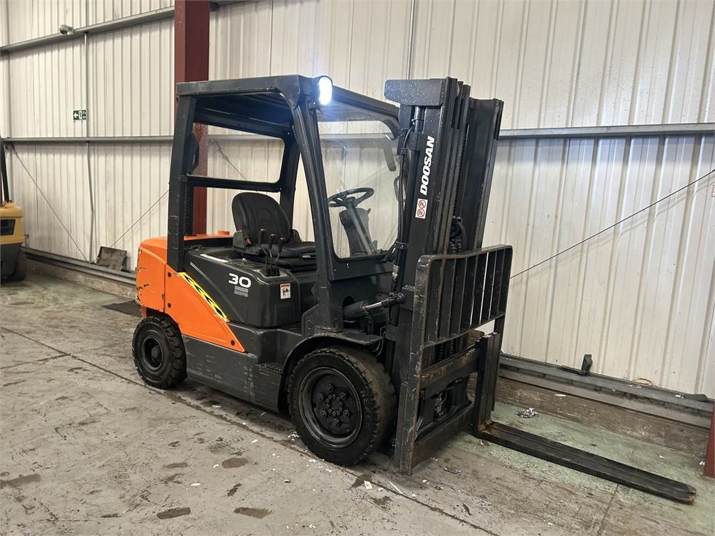 Doosan D30S-5 - Dīzeļiekrāvējs: foto 4 Doosan D30S-5 - Dīzeļiekrāvējs: foto 4