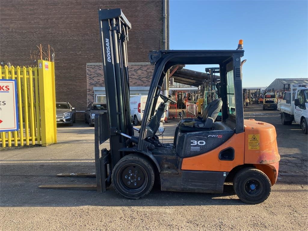 Doosan D30S-5 - Dīzeļiekrāvējs: foto 1 Doosan D30S-5 - Dīzeļiekrāvējs: foto 1