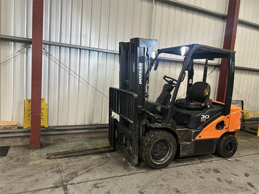 Doosan D30S-5 - Dīzeļiekrāvējs: foto 2 Doosan D30S-5 - Dīzeļiekrāvējs: foto 2