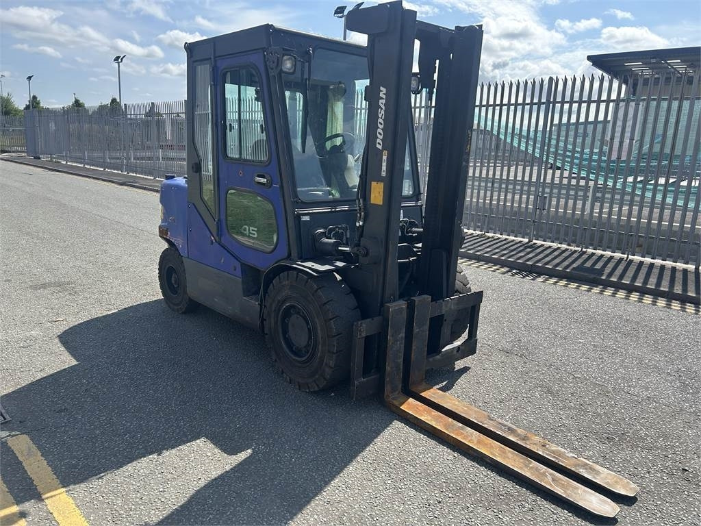 Doosan D45SC-5 - Dīzeļiekrāvējs: foto 3 Doosan D45SC-5 - Dīzeļiekrāvējs: foto 3