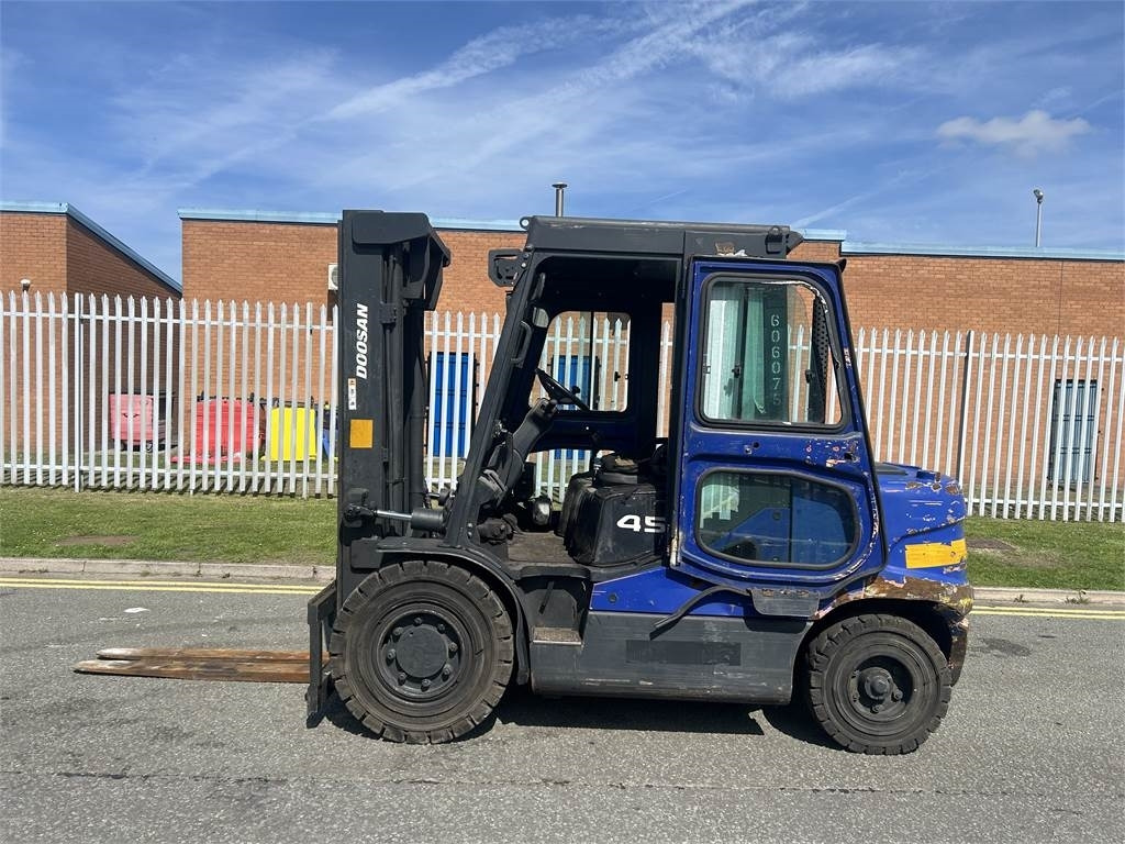 Doosan D45SC-5 - Dīzeļiekrāvējs: foto 1 Doosan D45SC-5 - Dīzeļiekrāvējs: foto 1