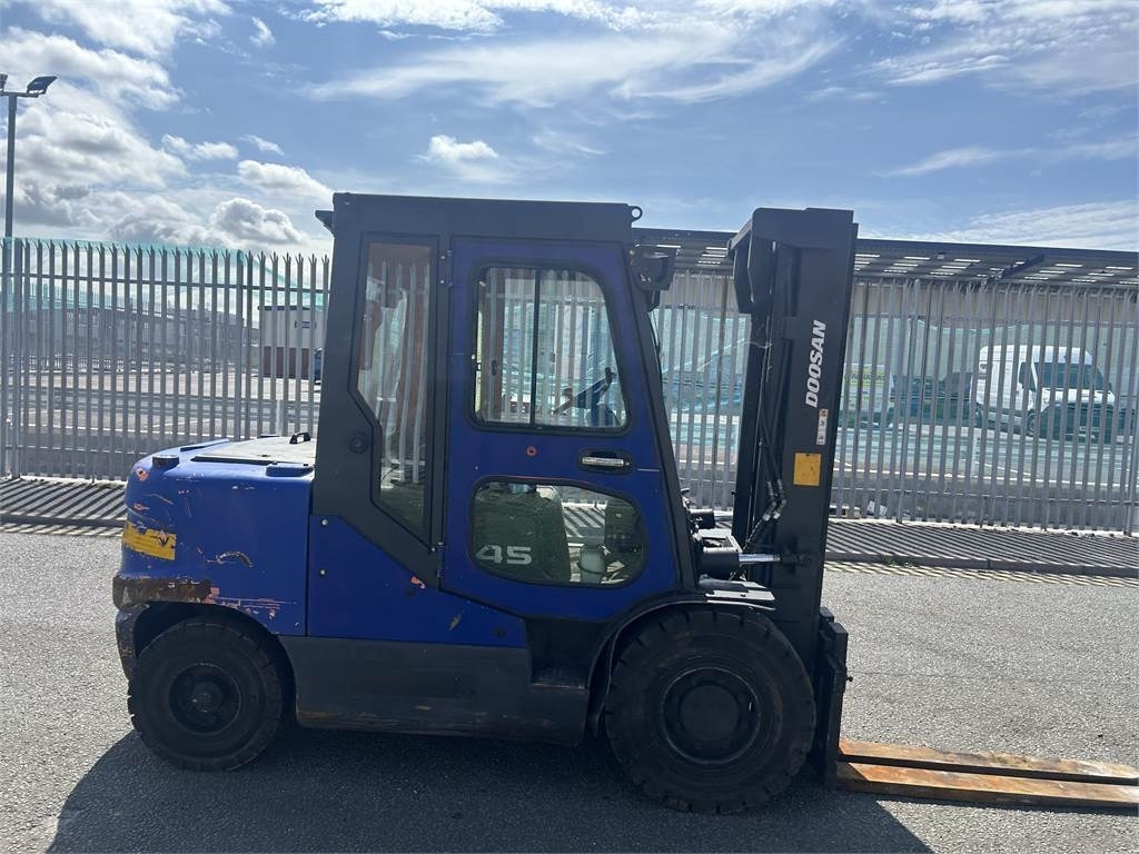Doosan D45SC-5 - Dīzeļiekrāvējs: foto 4 Doosan D45SC-5 - Dīzeļiekrāvējs: foto 4