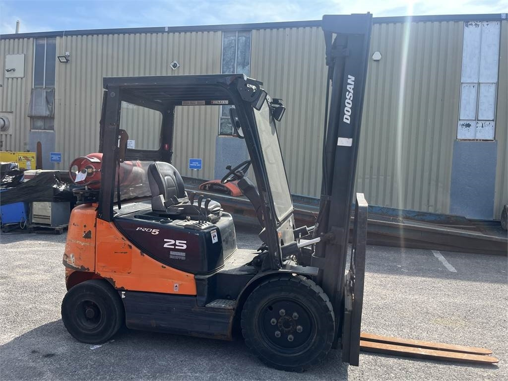 Doosan G25E-5 - Gāzes iekrāvējs: foto 2 Doosan G25E-5 - Gāzes iekrāvējs: foto 2