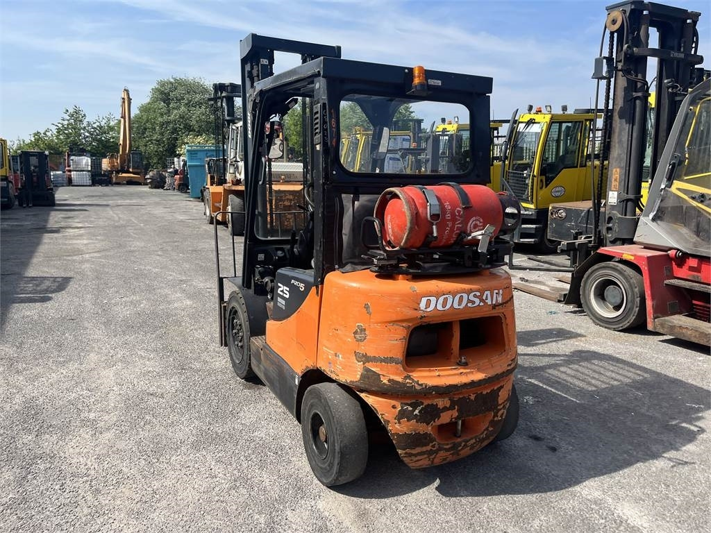 Doosan G25E-5 - Gāzes iekrāvējs: foto 4 Doosan G25E-5 - Gāzes iekrāvējs: foto 4