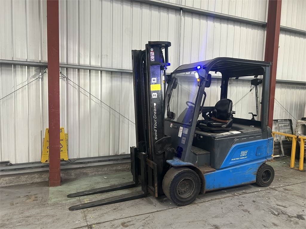 ECB35C - Elektroiekrāvējs: foto 2 ECB35C - Elektroiekrāvējs: foto 2