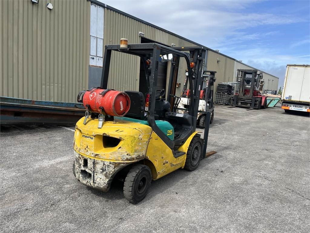 Komatsu FG25HT-16R - Gāzes iekrāvējs: foto 3 Komatsu FG25HT-16R - Gāzes iekrāvējs: foto 3