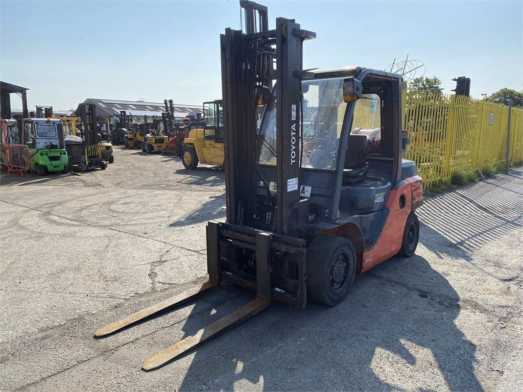 Toyota 8FG40N - Gāzes iekrāvējs: foto 2 Toyota 8FG40N - Gāzes iekrāvējs: foto 2