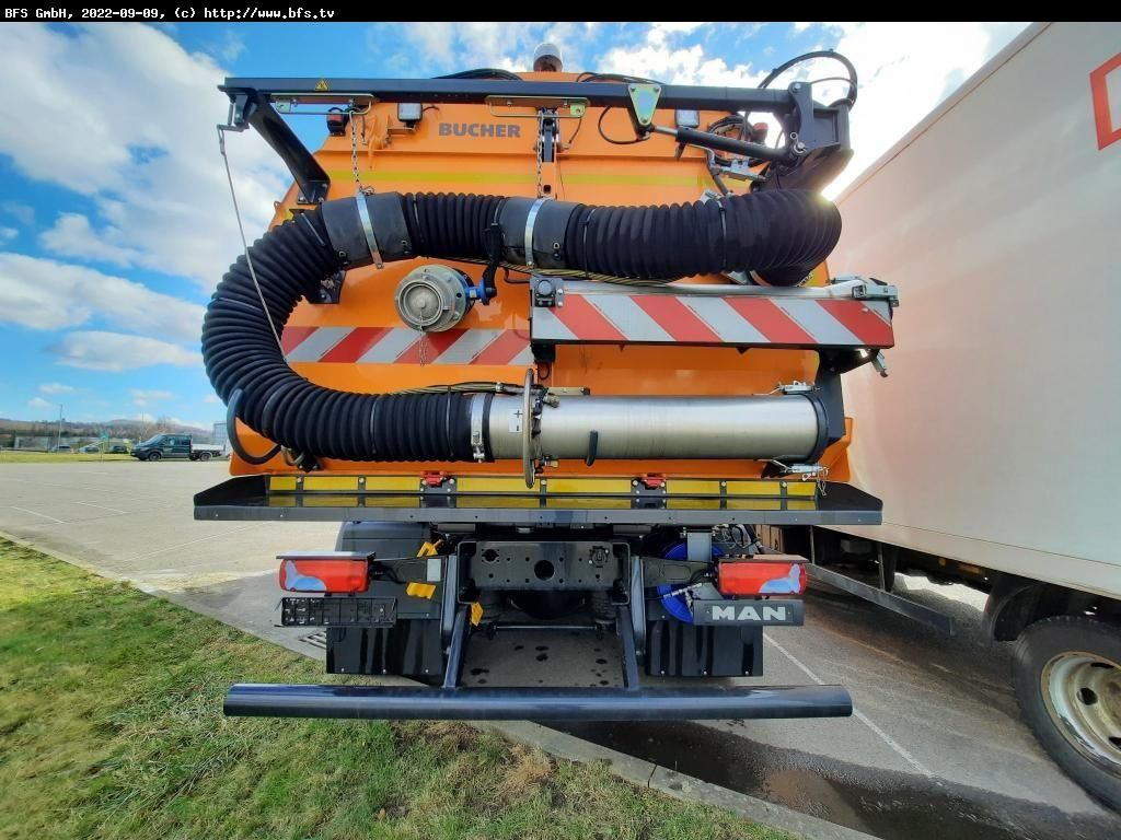 MAN TGS 18.420 4X2 BL Bucher OF 8000 TWIN beidseitig - Ielu tīrīšanas mašīna: foto 3 MAN TGS 18.420 4X2 BL Bucher OF 8000 TWIN beidseitig - Ielu tīrīšanas mašīna: foto 3