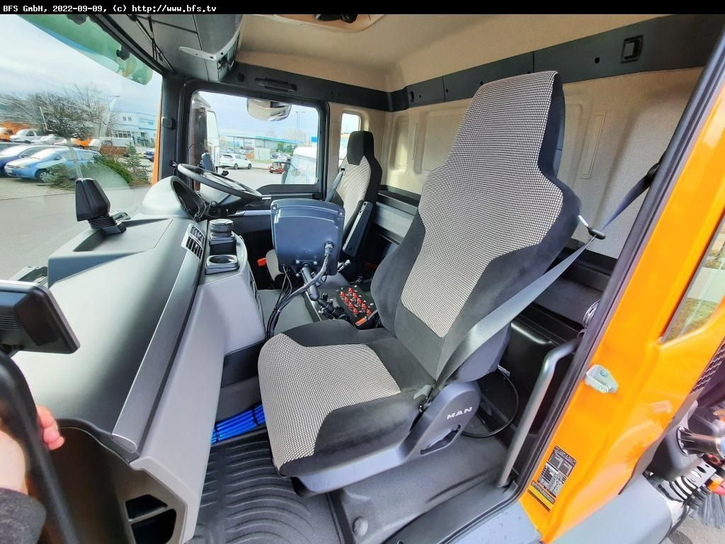 MAN TGS 18.420 4X2 BL Bucher OF 8000 TWIN beidseitig - Ielu tīrīšanas mašīna: foto 4 MAN TGS 18.420 4X2 BL Bucher OF 8000 TWIN beidseitig - Ielu tīrīšanas mašīna: foto 4