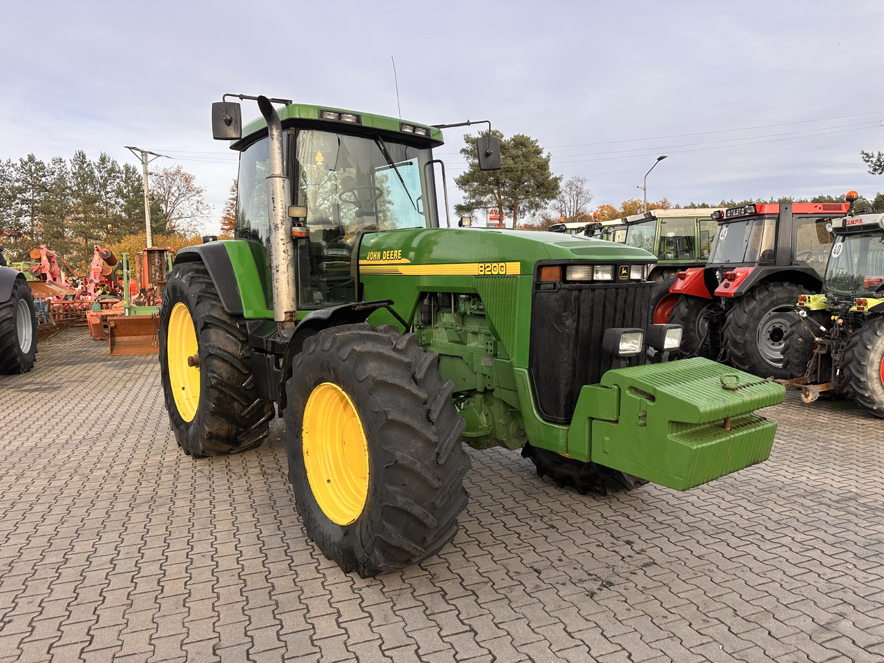 John Deere 8200 PowerShift 8.1 - Traktors: foto 1 John Deere 8200 PowerShift 8.1 - Traktors: foto 1