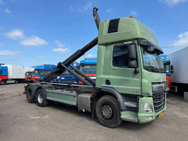 DAF CF 450 6X2 EURO 6 VDL 21T HOOK LIFTING AXLE - Pacēlājs ar āķi: foto 2 DAF CF 450 6X2 EURO 6 VDL 21T HOOK LIFTING AXLE - Pacēlājs ar āķi: foto 2