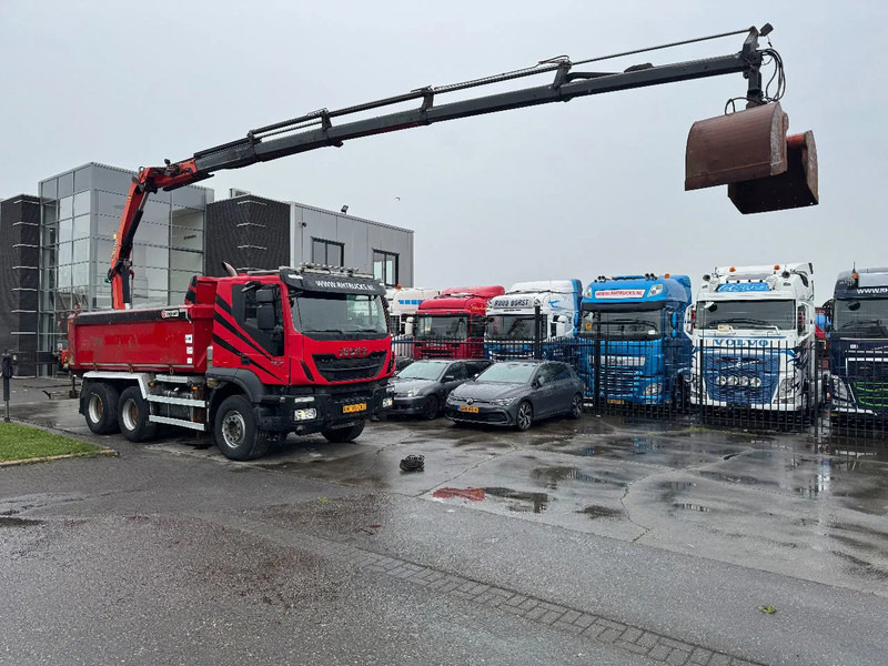 Iveco Trakker 500 6X4 EURO 6 KIPPER + PALFINGER PK18002 FULL STEEL - Kravas auto ar manipulatoru: foto 1 Iveco Trakker 500 6X4 EURO 6 KIPPER + PALFINGER PK18002 FULL STEEL - Kravas auto ar manipulatoru: foto 1