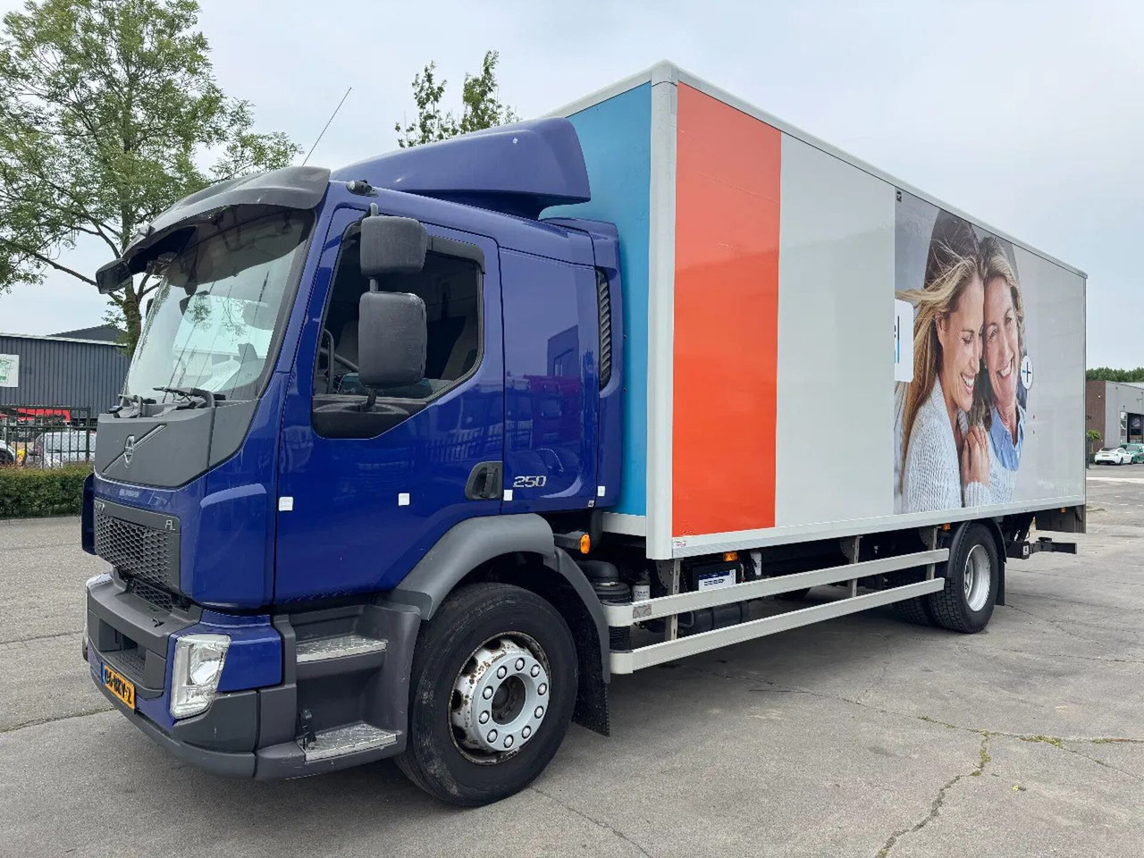 Volvo FL 250 4X2 - EURO 6 + DHOLLANDIA LIFT + TÜV 04-2 - Kravas automašīna ar slēgto virsbūvi: foto 1 Volvo FL 250 4X2 - EURO 6 + DHOLLANDIA LIFT + TÜV 04-2 - Kravas automašīna ar slēgto virsbūvi: foto 1