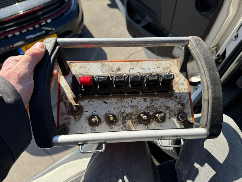 Kravas automašīna pašizgāzējs, Kravas auto ar manipulatoru Volvo FM 330 6X2 - EURO 5 + ATLAS 126.3E A2 + REMOTE + LIFT/STEERING AXLE: foto 16 Kravas automašīna pašizgāzējs, Kravas auto ar manipulatoru Volvo FM 330 6X2 - EURO 5 + ATLAS 126.3E A2 + REMOTE + LIFT/STEERING AXLE: foto 16